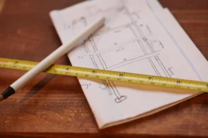Miarka i szkic projektu mebla na stole podczas pomiaru wnętrza
